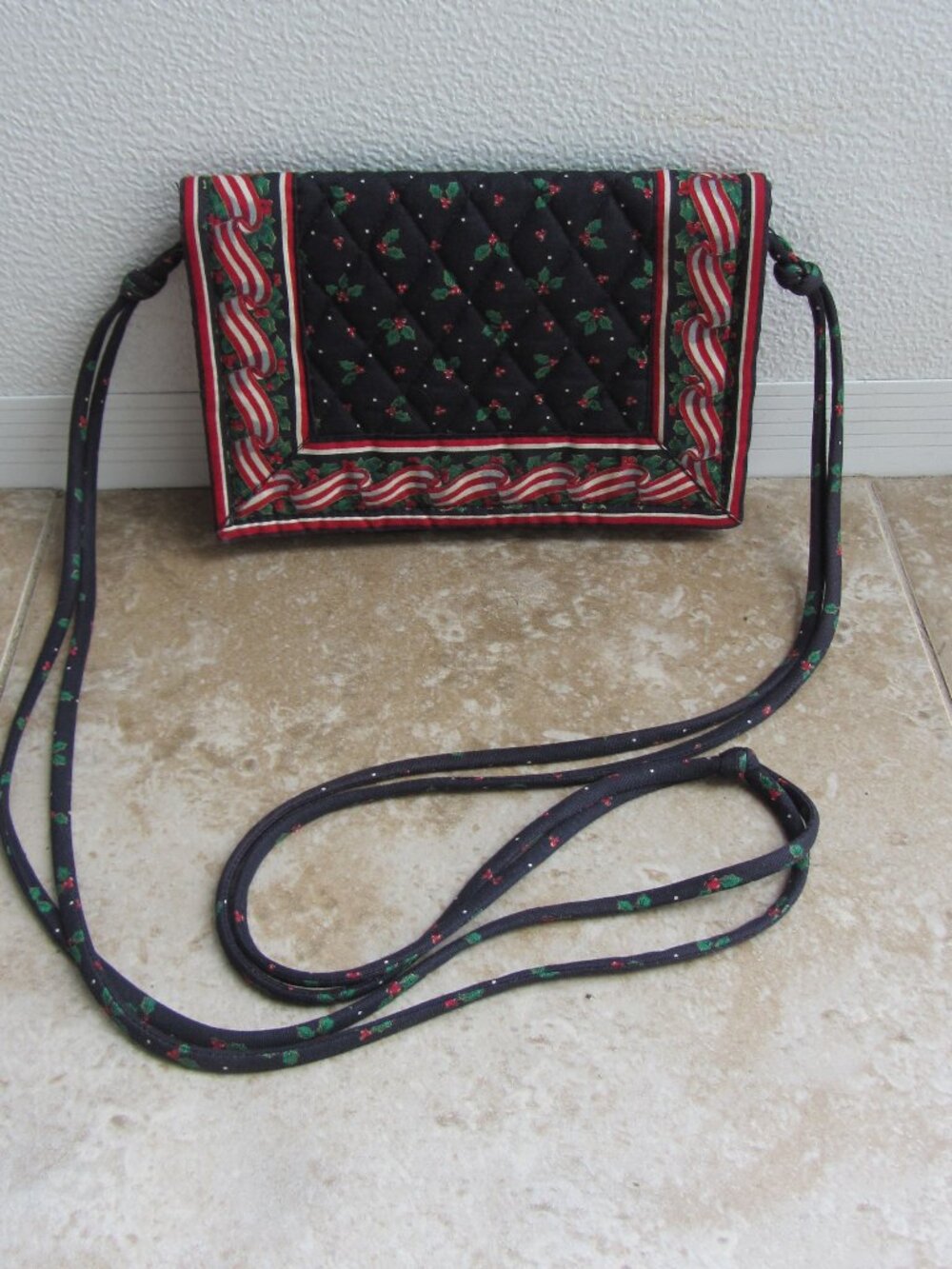 RARE Vintage VERA BRADLEY "Holly & Ribbons" Elite Crossbody Bag 8" x 5.25"